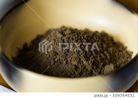 茶道、お点前の準備、炭手前、湿し灰 109764832