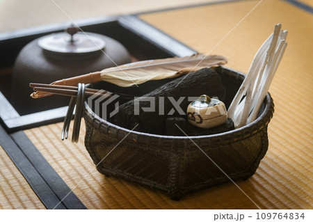 茶道、炭手前の準備、炭斗に収められた炭 109764834