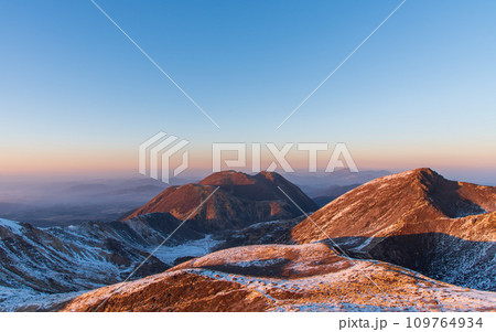 快晴と積雪の冬の久住山山頂からの夕焼け 日本百名山 大分県、九重連山 快晴と積雪の冬の久住山山頂からの夕焼け 日本百名山 大分県、九重連山 109764934