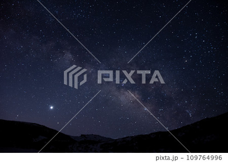 快晴と積雪の冬の久住山で見上げる天の川　日本百名山　大分県、九重連山 109764996