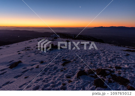 快晴と積雪の冬の稲星山山頂の夜明け　日本百名山　大分県、九重連山 109765012