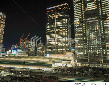 丸の内側から見た、夜の東京駅構内と八重洲側のビル群 109765061