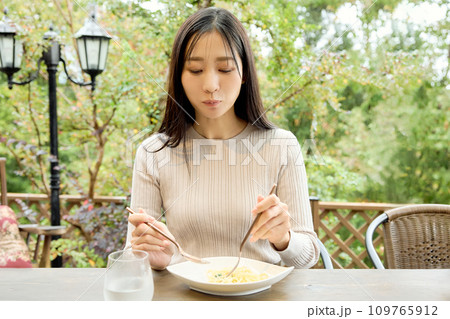 カフェでパスタを食べる女性 カフェでパスタを食べる女性 109765912