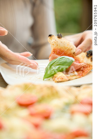 カフェでピザを食べる女性 カフェでピザを食べる女性 109765941