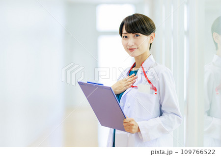 女性医師イメージ 撮影協力:中央工学校附属日本語学校 女性医師イメージ 撮影協力:中央工学校附属日本語学校 109766522