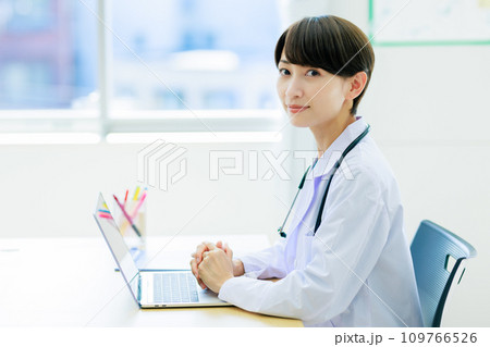 女性医師イメージ 撮影協力:中央工学校附属日本語学校 女性医師イメージ 撮影協力:中央工学校附属日本語学校 109766526