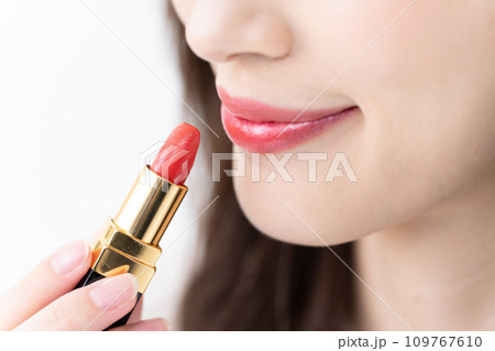 口紅を塗る女性 口紅を塗る女性 109767610
