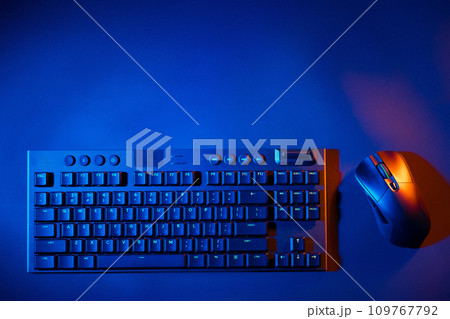 Computer keyboard and mouse on black backgroundの写真素材 [109767792] - PIXTA