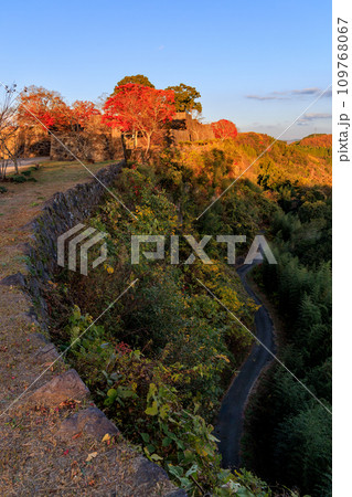 岡城跡の秋の夕景（大分県竹田市） 109768067