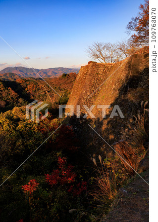 岡城跡の秋の夕景（大分県竹田市） 109768070