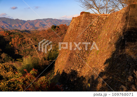 岡城跡の秋の夕景(大分県竹田市) 岡城跡の秋の夕景(大分県竹田市) 109768071
