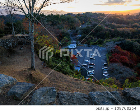 岡城跡から見下ろす秋の夕景（大分県竹田市） 109768254