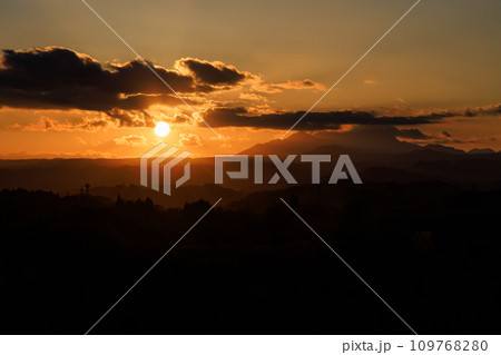 岡城跡から見る秋の夕景(大分県竹田市) 岡城跡から見る秋の夕景(大分県竹田市) 109768280
