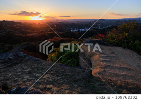 岡城跡から見下ろす秋の夕景（大分県竹田市） 109768302
