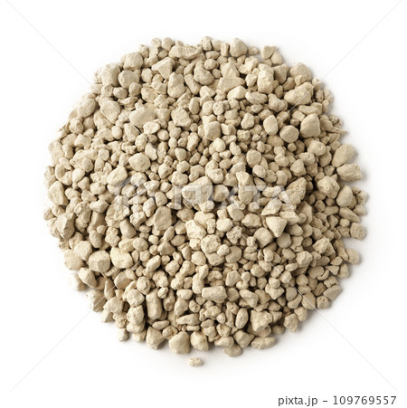 Mineral cat litter filler on white background 109769557