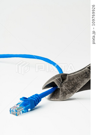 Cutting pliers cut electric cable close up 109769926