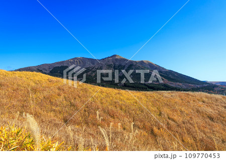 色づいた野山が美しい秋の平野台高原(阿蘇郡南小国町) 色づいた野山が美しい秋の平野台高原(阿蘇郡南小国町) 109770453