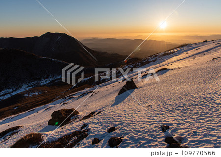 快晴と積雪の冬の稲星山山頂の夜明け　日本百名山　大分県、九重連山 109770566