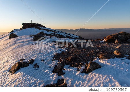 快晴と積雪の冬の稲星山山頂の夜明け 日本百名山 大分県、九重連山 快晴と積雪の冬の稲星山山頂の夜明け 日本百名山 大分県、九重連山 109770567