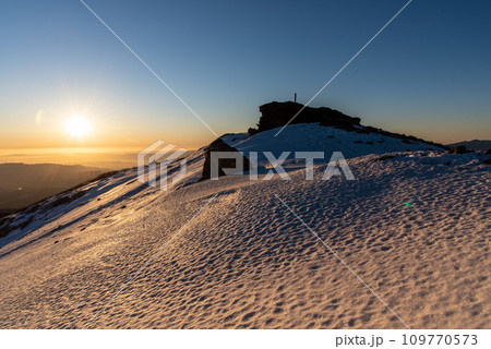 快晴と積雪の冬の稲星山山頂の夜明け 日本百名山 大分県、九重連山 快晴と積雪の冬の稲星山山頂の夜明け 日本百名山 大分県、九重連山 109770573