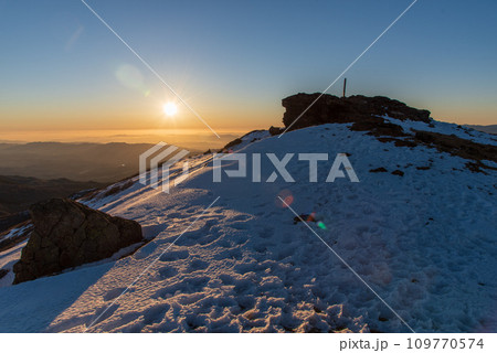 快晴と積雪の冬の稲星山山頂の夜明け　日本百名山　大分県、九重連山 109770574