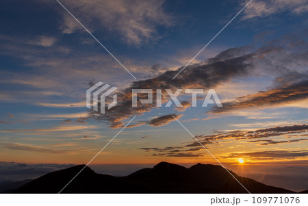 夏の久住山山頂の朝焼け 日本百名山 大分県、九重連山 夏の久住山山頂の朝焼け 日本百名山 大分県、九重連山 109771076