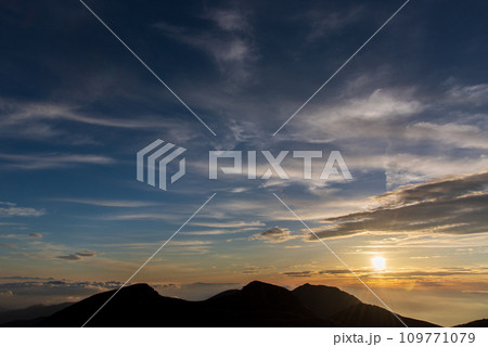 夏の久住山山頂の朝焼け　日本百名山　大分県、九重連山 109771079