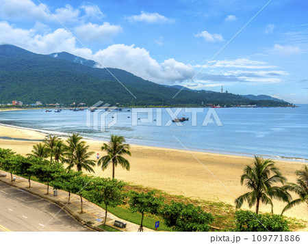 ベトナム・ダナン ミーケービーチとソンチャ山の景観 / Da Nang, VIetnam 109771886