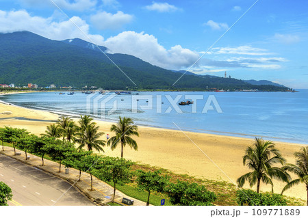 ベトナム・ダナン ミーケービーチとソンチャ山の景観 / Da Nang, VIetnam 109771889