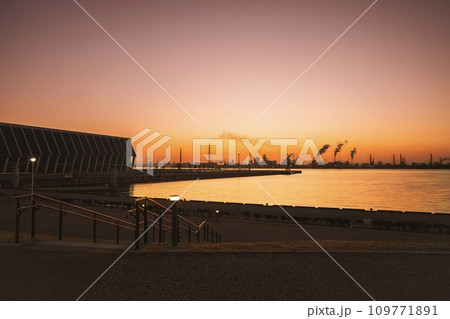 名古屋市、金城ふ頭中央緑地の朝焼け 名古屋市、金城ふ頭中央緑地の朝焼け 109771891
