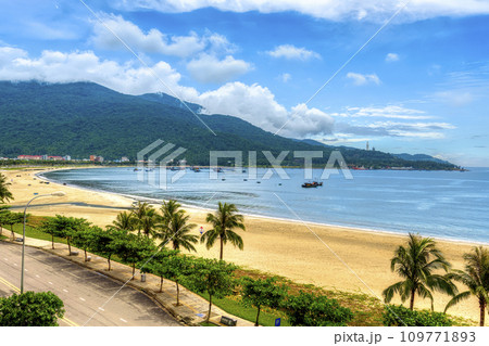 ベトナム・ダナン ミーケービーチとソンチャ山の景観 / Da Nang, VIetnam ベトナム・ダナン ミーケービーチとソンチャ山の景観 / Da Nang, VIetnam 109771893