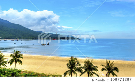 ベトナム・ダナン ミーケービーチとソンチャ山の景観 / Da Nang, VIetnam 109771897