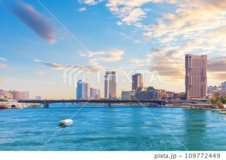 The Nile river view, bridge and skyscrappers in the downtown of Cairo, Egypt 109772449