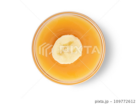 Fresh mashed bananas with slice in bowl on white background.Top view. 109772612