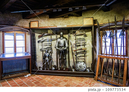 プラハ場内の古い建物の武器展示コーナー 109773534