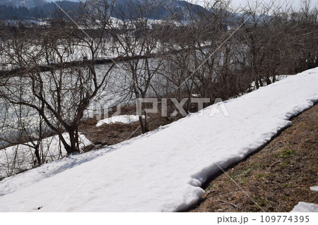 豪雪地域の雪溶け風景 豪雪地域の雪溶け風景 109774395
