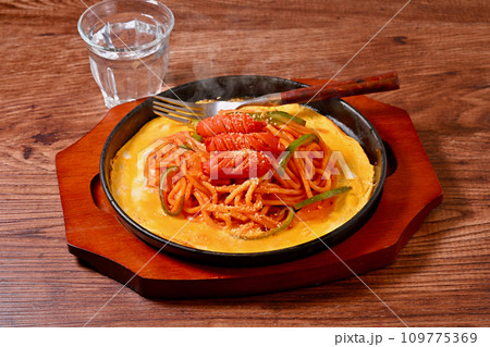 注）湯気は合成です。鉄板イタリアン、名古屋ナポリタン、名古屋めし、喫茶店メニュー、ナポリタン。 109775369