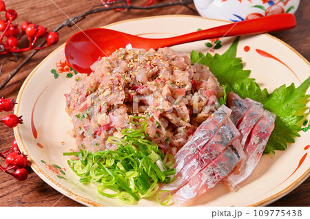 鯵アジのなめろう、たたき、アジの刺し身、海鮮料理。 鯵アジのなめろう、たたき、アジの刺し身、海鮮料理。 109775438