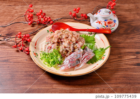 鯵アジのなめろう、たたき、アジの刺し身、海鮮料理。 109775439