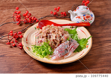 鯵アジのなめろう、たたき、アジの刺し身、海鮮料理。 109775440