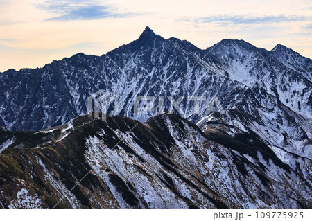 朝焼けの北アルプスの槍ヶ岳と西鎌尾根 109775925