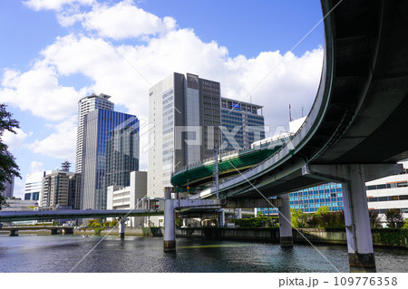 阪神高速と大阪・中之島のビル群（2023年秋撮影） 109776358