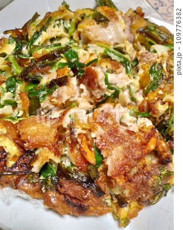 チジミ、妻の手作り家庭料理、家庭で楽しむ夕ご飯、幸せ家族 チジミ、妻の手作り家庭料理、家庭で楽しむ夕ご飯、幸せ家族 109776382