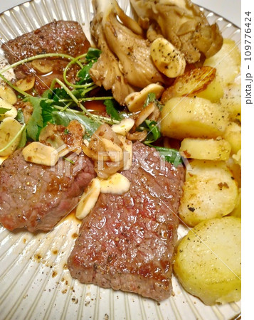 ステーキとジャガイモ、妻の手作り家庭料理、家庭で楽しむ夕ご飯、幸せ家族 109776424