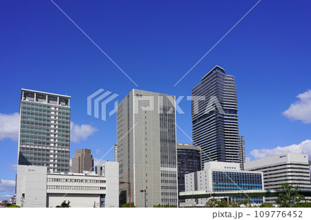 大阪・中之島の高層ビル群（2023年秋撮影） 109776452