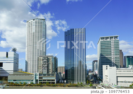 大阪・中之島の高層ビル群（2023年秋撮影） 109776453
