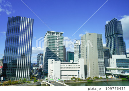 大阪・中之島の高層ビル群（2023年秋撮影） 109776455