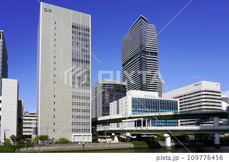 大阪・中之島の高層ビル群（2023年秋撮影） 109776456