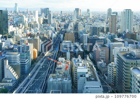 オリックス大阪本社ビル最上階から見た大阪市街地 109776700