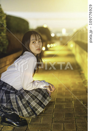 イルミネーションを楽しむ女子高生 109776929